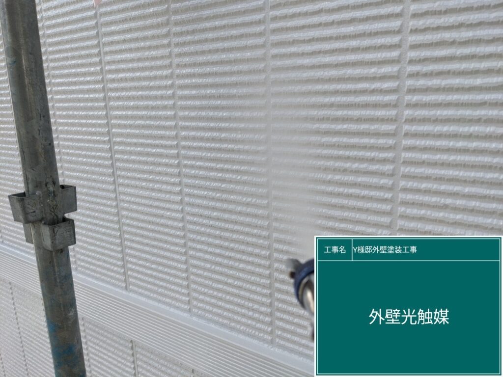 仕上げ材のクリスタルシーズン®を壁に塗布します。