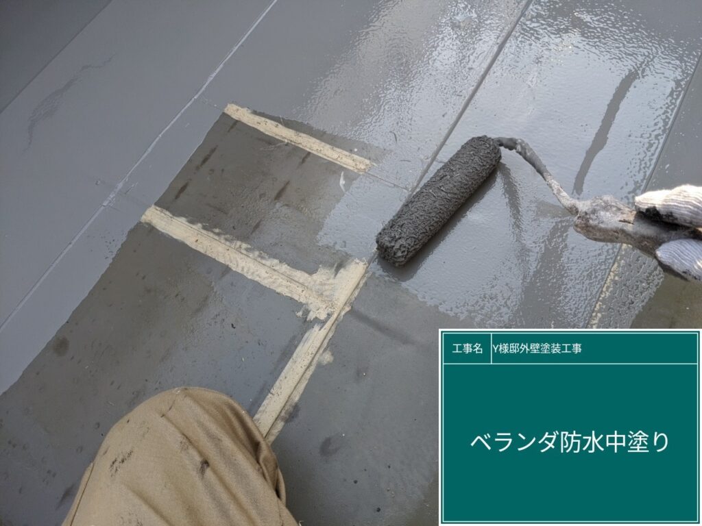 中塗りを行います。