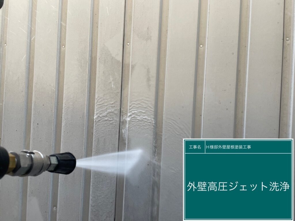 外壁を高圧ジェット洗浄します。