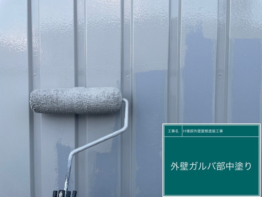 中塗りを行います。