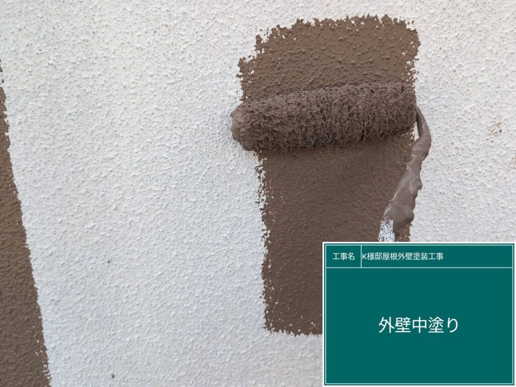 中塗りを行います。