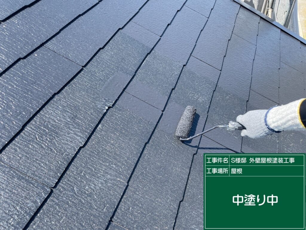 中塗りを行います。<br />
