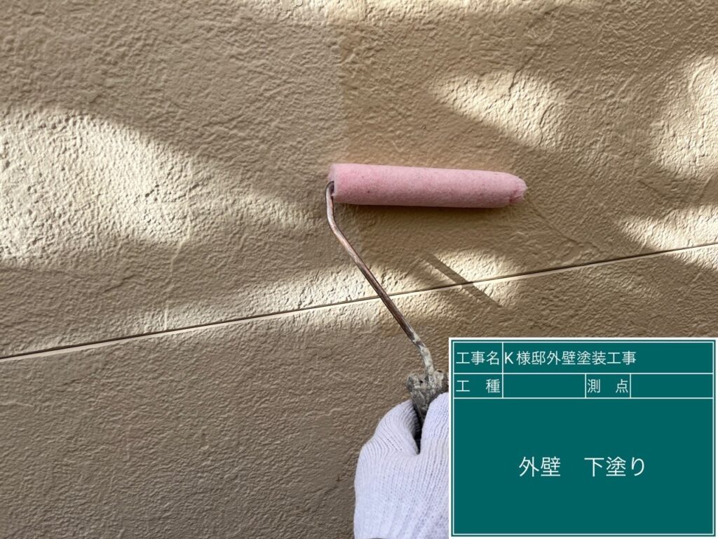 壁の下塗りを行います。