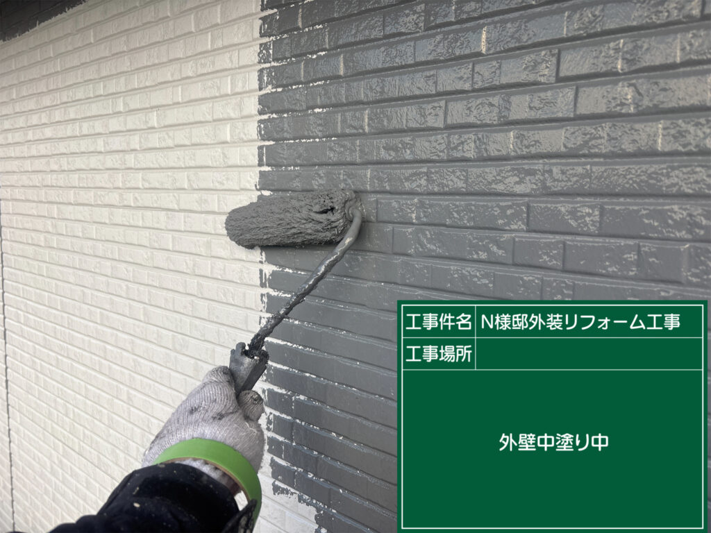 中塗りを行います。