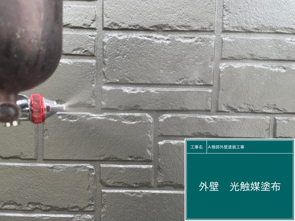 外壁に仕上げ材の光触媒プロテクトコーティング（クリスタルシーズンtg）を塗布します。